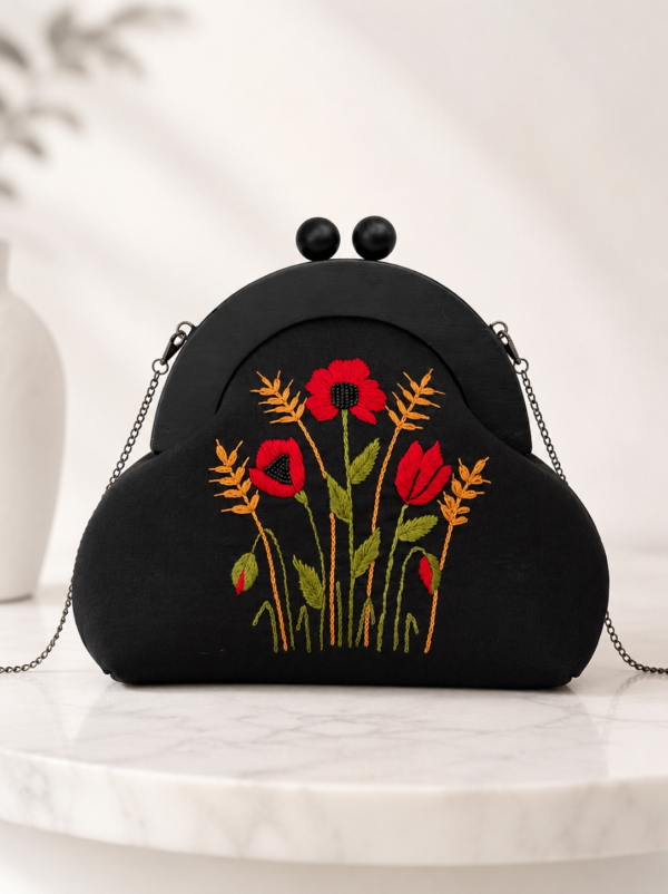 Handgemaakte Geborduurde Tas met Houten Sluiting | Exclusieve Dames Clutch | Nina’s Handwork Boutique Amsterdam