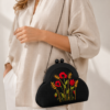 Handgemaakte Geborduurde Tas met Houten Sluiting | Exclusieve Dames Clutch | Nina’s Handwork Boutique Amsterdam