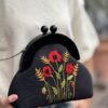 Handgemaakte Geborduurde Tas met Houten Sluiting | Exclusieve Dames Clutch | Nina’s Handwork Boutique Amsterdam