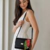 0368ab6f-ceed-4cf5-8f14-ea8433910851 Handmade Leren Tulpen Tas met Walnotenhout – Handgeschilderde Luxe Limited Edition Handtas