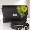 Handgemaakte Leren Tas met Handgeschilderde Zonnebloemen & Walnoothout | Limited Edition Luxe Dames Tas | Nina’s Handwork Boutique Amsterdam