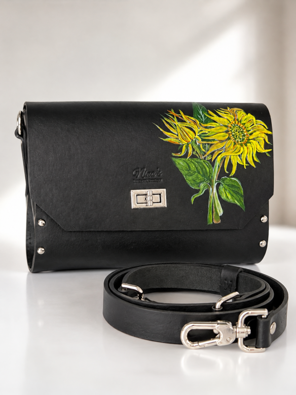 Handgemaakte Leren Tas met Handgeschilderde Zonnebloemen & Walnoothout | Limited Edition Luxe Dames Tas | Nina’s Handwork Boutique Amsterdam