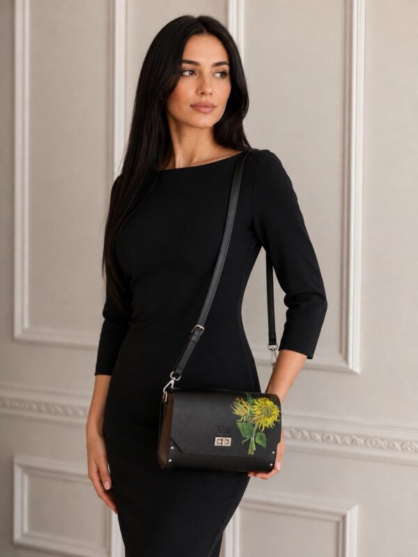Handgemaakte Leren Tas met Handgeschilderde Zonnebloemen & Walnoothout | Limited Edition Luxe Dames Tas | Nina’s Handwork Boutique Amsterdam
