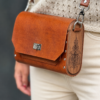 36dff07a-741f-4620-a0fd-8a585767f7b6 Handmade Echt Leren Tas met Walnoothout & Armeense Ornamenten | Exclusieve Damestas Amsterdam