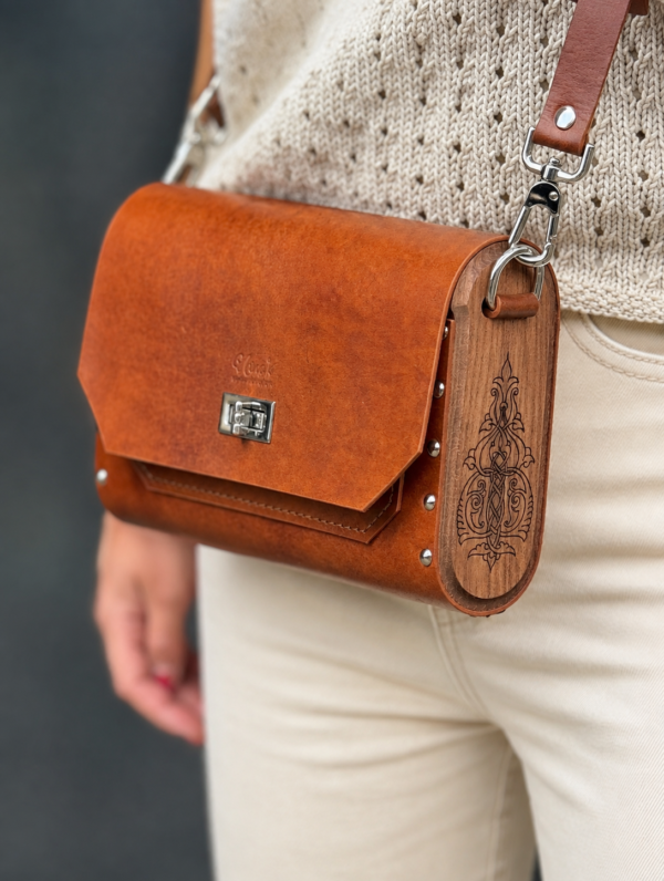 36dff07a-741f-4620-a0fd-8a585767f7b6 Handmade Echt Leren Tas met Walnoothout & Armeense Ornamenten | Exclusieve Damestas Amsterdam