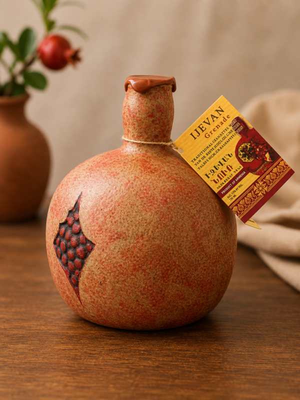 46e04499-d8ec-454c-93d2-0bba8c70d0ff Armeense Granaatappelwijn 750 ml in Handgemaakte Keramische Fles – Uniek Luxe Cadeau uit Armenië | Amsterdam