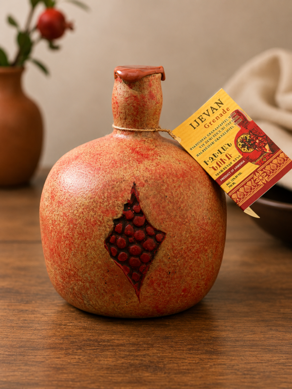 53830947-59b5-4773-9688-e8e56ebc5649 Armeense Granaatappelwijn 750 ml in Handgemaakte Keramische Fles – Uniek Luxe Cadeau uit Armenië | Amsterdam