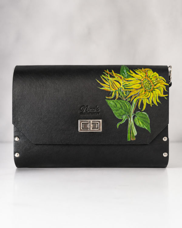 Handgemaakte Leren Tas met Handgeschilderde Zonnebloemen & Walnoothout | Limited Edition Luxe Dames Tas | Nina’s Handwork Boutique Amsterdam