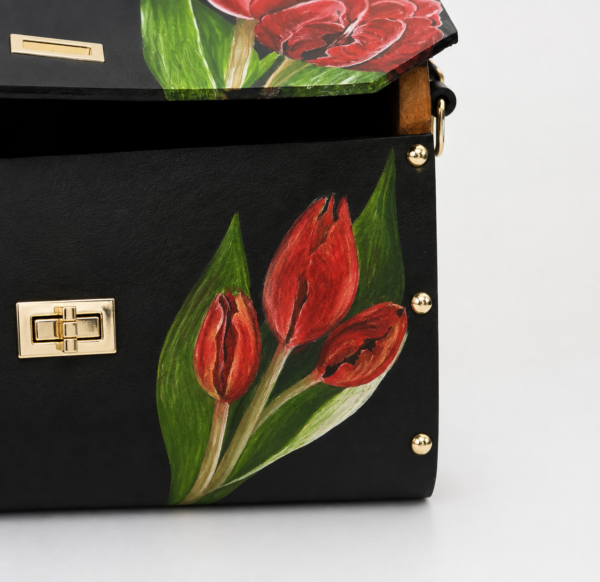 71136a0c-9c36-463e-9178-f11c9c9cec2d Handmade Leren Tulpen Tas met Walnotenhout – Handgeschilderde Luxe Limited Edition Handtas