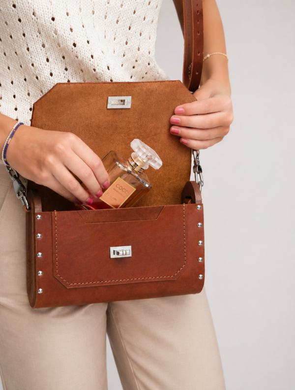 c0b68965-3ae1-41ed-a294-d74bc6d80e03 Handmade Echt Leren Tas met Walnoothout & Armeense Ornamenten | Exclusieve Damestas Amsterdam