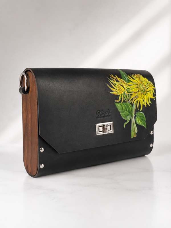 Handgemaakte Leren Tas met Handgeschilderde Zonnebloemen & Walnoothout | Limited Edition Luxe Dames Tas | Nina’s Handwork Boutique Amsterdam