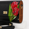 f59ff581-5b40-4aae-9e34-83d22c010e2f Handmade Leren Tulpen Tas met Walnotenhout – Handgeschilderde Luxe Limited Edition Handtas