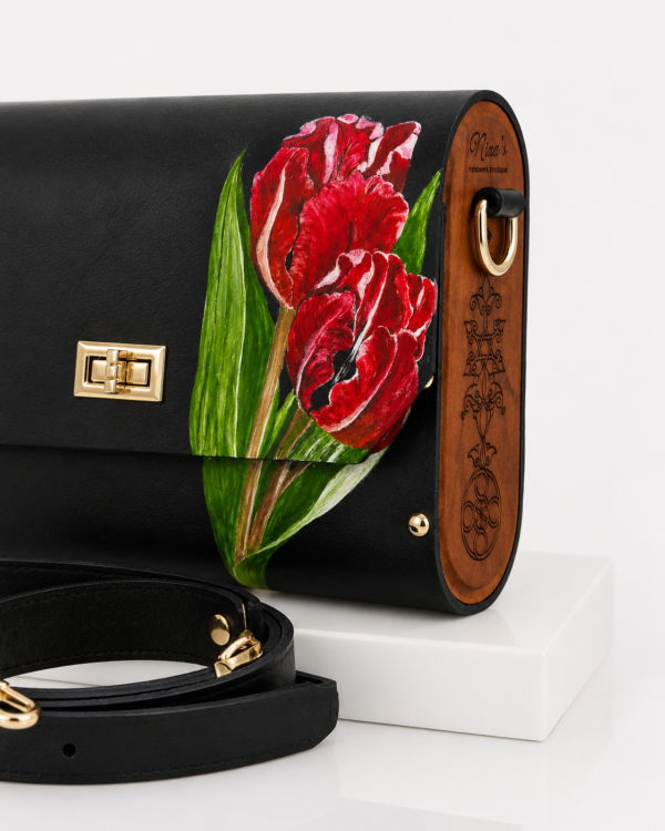 f59ff581-5b40-4aae-9e34-83d22c010e2f Handmade Leren Tulpen Tas met Walnotenhout – Handgeschilderde Luxe Limited Edition Handtas
