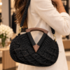 Nina’s Handmade Macramé Tas Zwart-Grijs met Natuurlijke Houten Sluiting & Rits