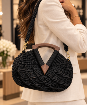 Nina’s Handmade Macramé Tas Zwart-Grijs met Natuurlijke Houten Sluiting & Rits