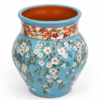 23d6ce67-69a0-433e-ac52-1925377c7b2e Azure Blossom – Premium Handgemaakte Keramische Bloemenvaas | Handbeschilderd & Gegraveerd