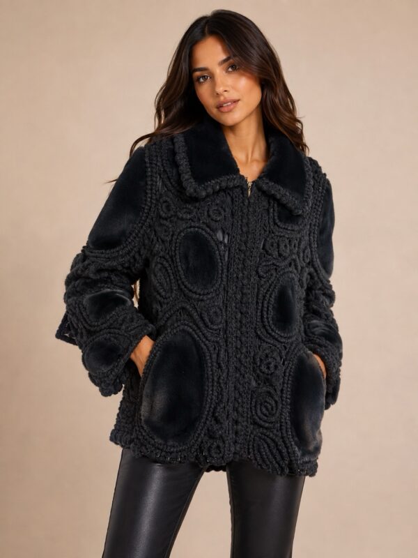 38892f2b-c11d-4f91-be7e-5fc6204b129b Exclusive Handmade Crochet Wollen Jas Zwart/Grijs – Faux Fur Details – M t/m XL