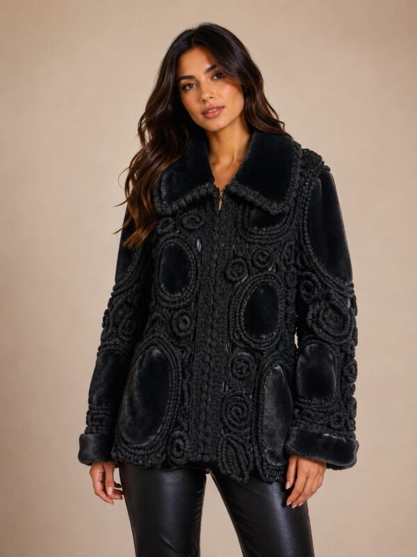 43d727d0-d9eb-4f96-9bd2-2d7adb575e19 Exclusive Handmade Crochet Wollen Jas Zwart/Grijs – Faux Fur Details – M t/m XL