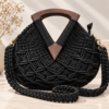 Nina’s Handmade Macramé Tas Zwart-Grijs met Natuurlijke Houten Sluiting & Rits
