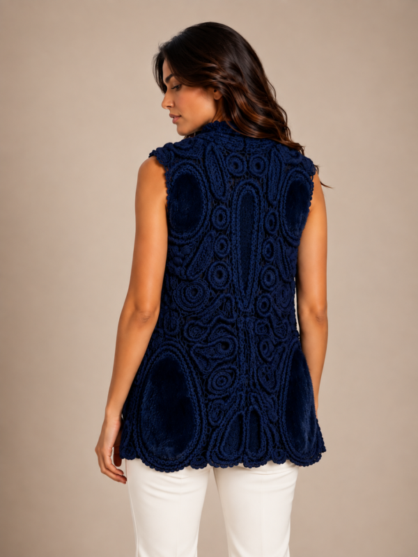 6a00b7f5-74e0-4692-9b07-e58637726f20 Handmade Irish Lace Crochet Gilet van Wol met Max Mara Faux Fur – Donkerblauw – S t/m XL