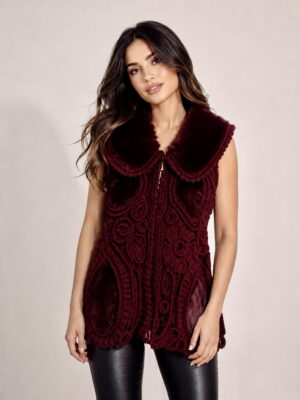 9d729c36-bead-4ec1-bc0a-ab42d0765d88-3 Luxe Handmade Irish Lace Crochet Gilet met Max Mara Faux Fur – Bordeaux maat S tot L