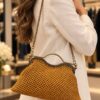 Handmade Macramé Clutch – Goudgeel met Vintage Metalen Frame