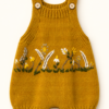 64f58622-b748-4899-8899-aa68fbcfc89e Handgebreid baby tuinbroekje met bloemenborduurwerk – Okergeel