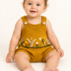 e7e10533-5823-4fae-9421-6ab2b581c668 Handgebreid baby tuinbroekje met bloemenborduurwerk – Okergeel